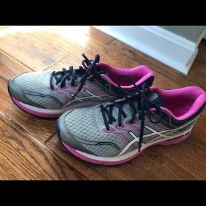 Women’s ASICS GT 2000 11D sneakers - worn 1x!